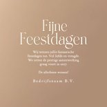 Zakelijk beige kerstkaart met foto's glitters en kerstballen 3