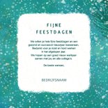 Zakelijke kerstkaart sneeuw op dennenboom en kerstballen 3