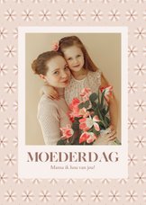 Beige moederdagkaart met foto en grafisch bloemenpatroontje
