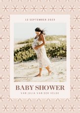 Beige uitnodiging babyshower met bloemenpatroon en foto