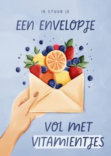 Beterschapskaart hand met envelopje vol vitamientjes fruit