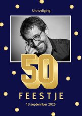 Blauwe uitnodiging vijftigste verjaardag met gouden 50