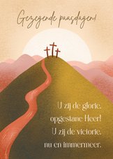 Christelijke paaskaart met kruizen op berg