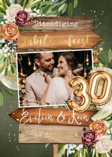 Feestelijke jubileumkaart 30 jaar getrouwd wegwijzer bloemen