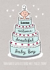 Geboorte felicitatie kaart met jongen in een blauwe taart
