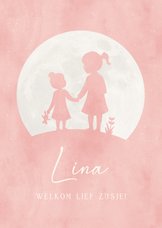 Geboortekaartje zusje met zus hand in hand in roze
