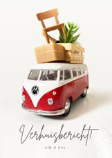 Grappig verhuisbericht met volgepakt rood Volkswagenbusje