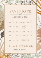 Hippe jubileum save the date kaart met kalender en bloemen