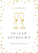 Huwelijksjubileum uitnodiging champagne glazen en confetti 