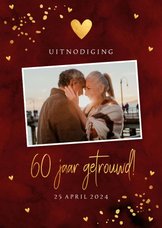 Jubileumkaart donkerrood foto 60 jaar getrouwd goudlook