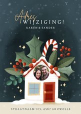 Kerst verhuiskaart met huisje, hulst, zuurstokken en foto