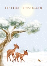 Kerstkaart boom, hertjes en roodborst in de sneeuw