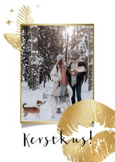 Kerstkaart fotokaart kerstkus goudlook kus dennentak sneeuw