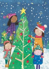 Kerstkaart met kinderen die een kerstboom versieren