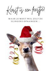 Kerstkaart zelf de slingers ophangen met hert met kerstmuts