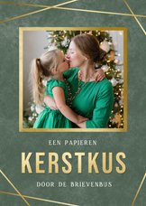 Kerstkus door de brievenbus kaart met eigen foto en goud