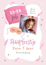 Kinderfeestje meisje slaapfeestje kussens veertjes foto