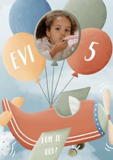 Kinderfeestje uitnodiging met vliegtuig ballonnen en foto
