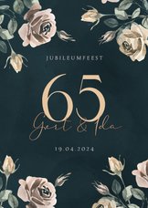 Klassieke jubileum uitnodiging 65 jaar getrouwd met bloemen
