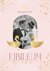 Klassieke roze jubileumkaart 50 met foto en gouden zwanen 