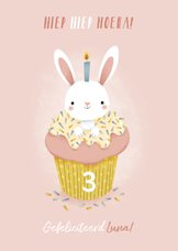 Lieve verjaardagskaart meisje met konijntje in cupcake