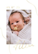 Minimalistisch geboortekaartje met foto en goudfolie lijnen