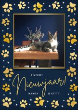 Nieuwjaarskaart met gouden pootafdrukjes en foto kat of hond