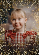 Originele kerstkaart met sierlijke takjes in goud en foto