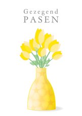 Paaskaart met bos gele tulpen in moderne vaas met motief 