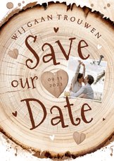 Save the date uitnodiging hout boomstam hartjes foto