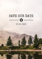 Stoere Save the Date kaart met een berg landschap en datum