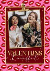Trendy valentijnskaart ‘Valentijns knuffel’ lippen patroon