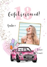 Trendy verjaardagskaart met auto in roze en ballonnen