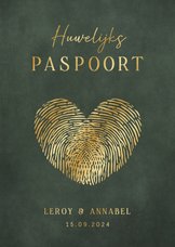 Trouwkaart paspoort met hartje van vingerafdrukken