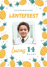 Uitnodiging lentefeest jongen ananas confetti foto