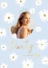 Uitnodiging party lichtblauw met bloemetjes en goud