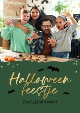Uitnodigingkaart halloween feestje foto goud vleermuizen