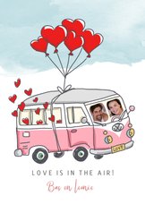 Valentijnskaart met vw busje zwevend aan balonnen