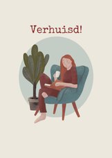 Verhuiskaart met vrouw lezend in een stoel met plant