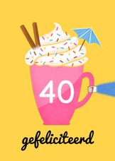 Verjaardagskaart arm met beker koffie slagroom geel