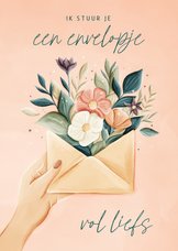 Verjaardagskaart hand met envelopje vol liefs met bloemen