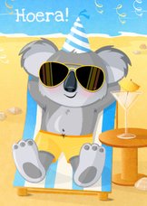 Verjaardagskaart humor koala met zonnebril in strandstoel