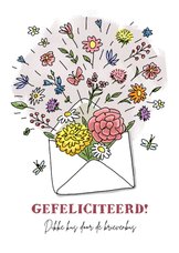 Verjaardagskaart met bloemen in een envelop