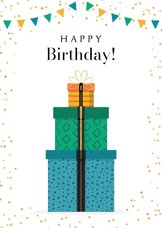 Verjaardagskaart stapel kleurrijke kado's en gouden confetti