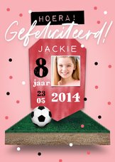 Verjaardagskaart voetbal voetbalveld meisje confetti score