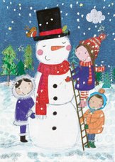 Vrolijke kerstkaart met kinderen die een sneeuwpop maken