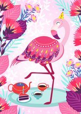 Vrolijke verjaardagskaart met flamingo, taart en bloemen