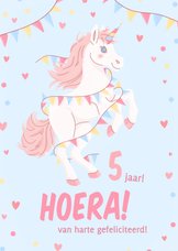Vrolijke verjaardagskaart met unicorn en slingers