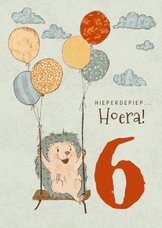 Vrolijke verjaardagskaart voor kind met egel op schommel