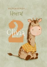 Vrolijke verjaardagskaart voor kind met zittende giraf 